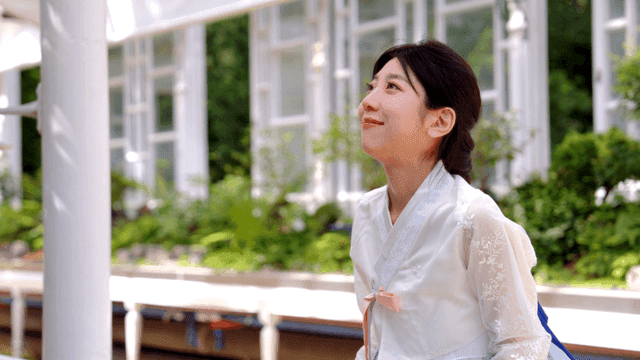 한복을 입은 여성이 햇살을 즐기는 모습