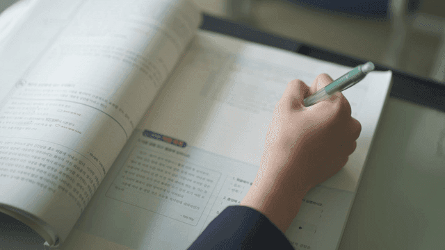 문제집에 글을 쓰는 학생