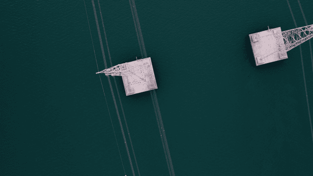 넓은 바다 위의 송전탑