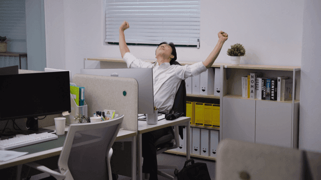 컴퓨터 작업에 집중하는 사무직원