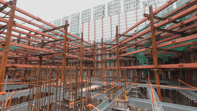 강철 구조물이 있는 건설 현장