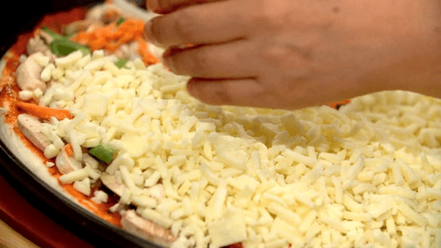 다양한 재료가 있는 피자 도우 위에 올리는 치즈 토핑