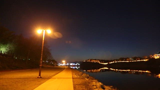 고요한 밤의 강변과 불이 켜진 산책로