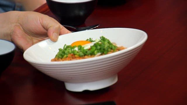 계란 후라이가 올려진 맛있는 콩나물 덮밥