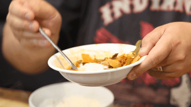 부대찌개와 밥이 제공되는 모습