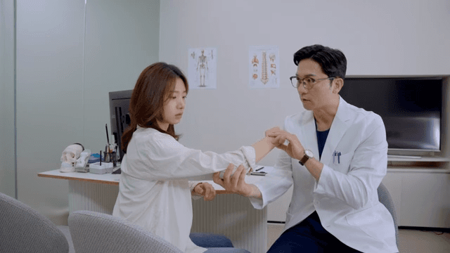 의사가 환자의 팔을 검사하는 장면