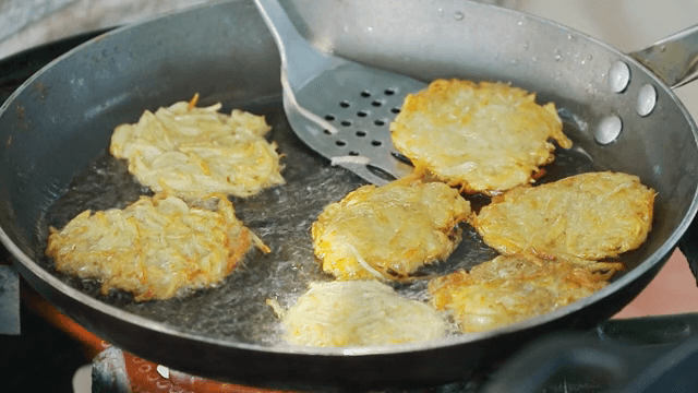 팬에서 노릇하게 익어가는 감자전