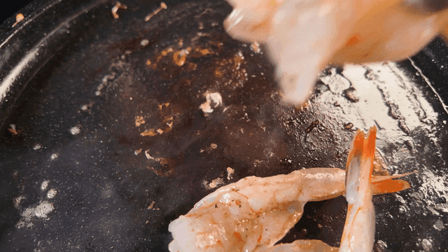 Shrimp grilled on hot iron plate
