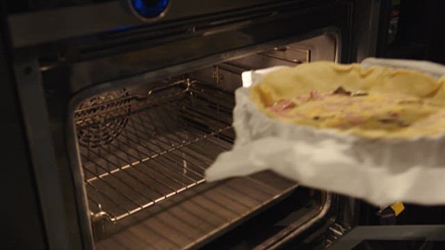 오븐으로 들어가는 키쉬 반죽