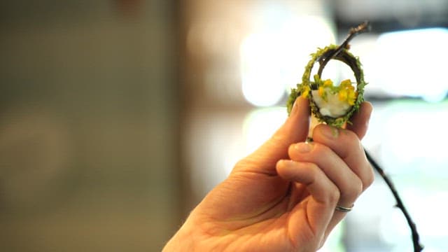 정성스럽게 장식되는 예쁜 고급 디저트 요리