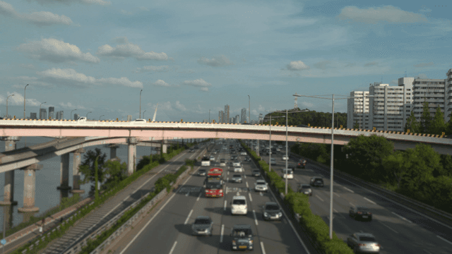 도심을 잇는 대교 아래로 번잡한 고속도로