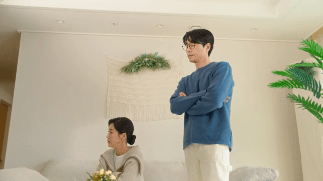 거실에서 언쟁하는 부부