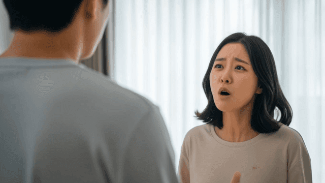 집에서 격렬하게 말다툼하는 커플