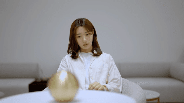 실내에서 두통을 앓고 있는 여성