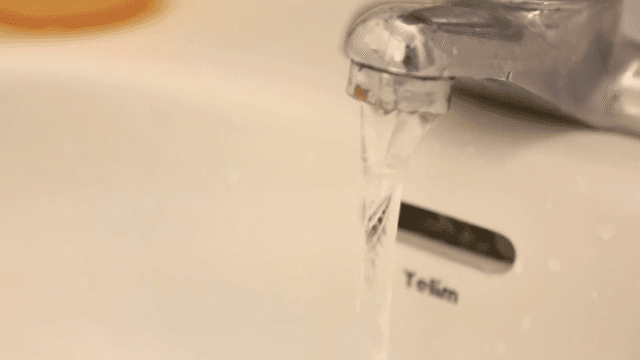 세면대에서 물이 흐르는 모습