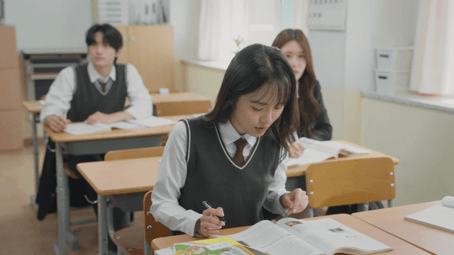 수업 중에 집중하는 학생들