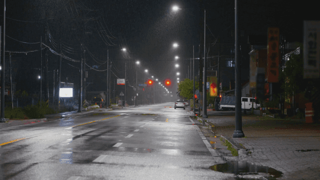 비 내리는 아무도 없는 텅 빈 도로