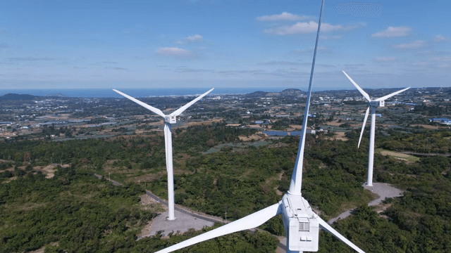 넓은 녹지에 있는 풍력 터빈
