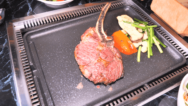 Steak grilled with vegetables on hot iron plate