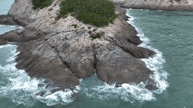 파도가 부딪히는 바위 해안선