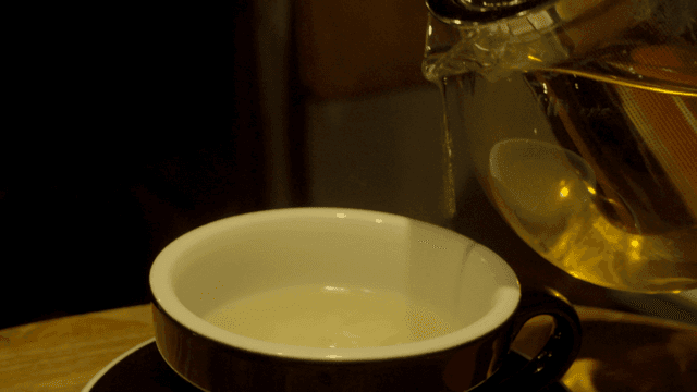 컵에 차를 따르는 장면