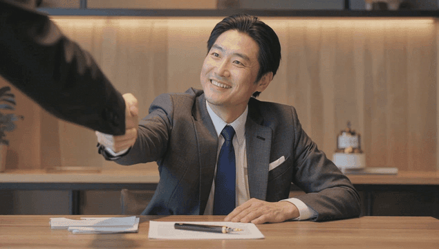 비즈니스 악수를 나누는 회사원들
