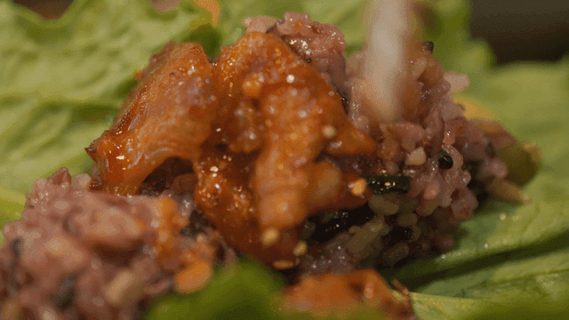 Lettuce topped with stir-fried pork and multigrain rice