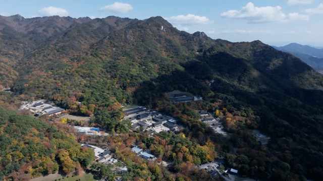 한옥 마을이 보이는 광활한 산 풍경