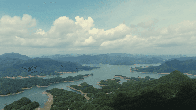 산과 호수의 광활한 전망