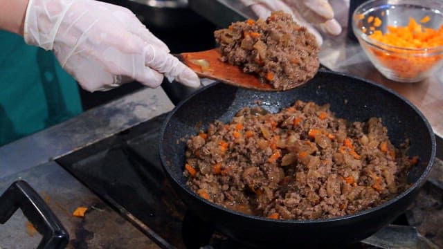 Scene where stir-fried meat and sesame oil are added to rice