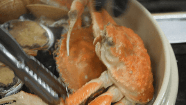 게와 전복이 들어간 해산물 냄비 요리