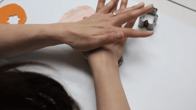 점토에 모양틀을 찍는 손