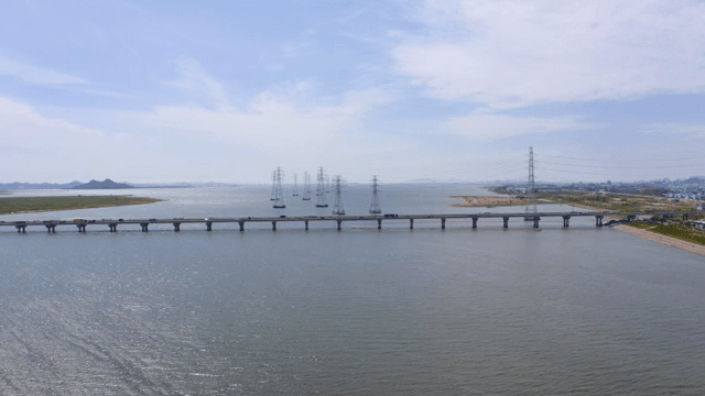 파란 하늘 아래 넓은 강과 다리