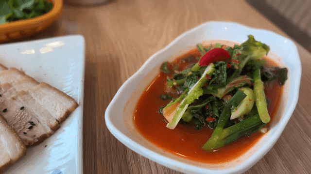 단정한 그릇의 통보쌈과 열무김치