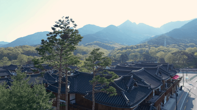 산 능선이 보이는 한옥 마을