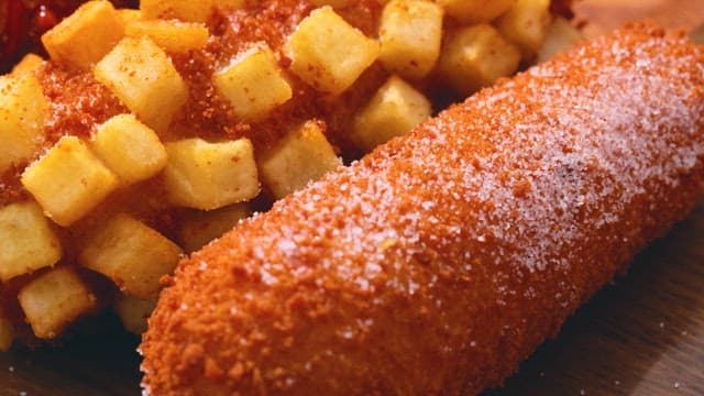 양념과 소스를 곁들인 바삭한 핫도그