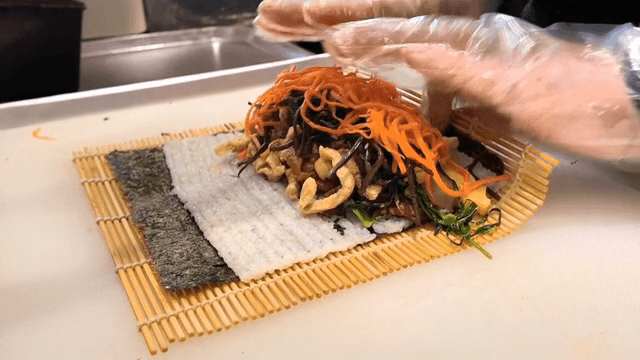 다양한 재료로 김밥 준비하기