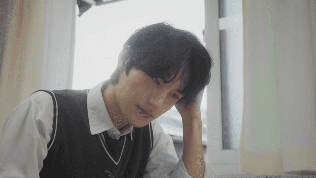 초조하게 문제를 푸는 남학생