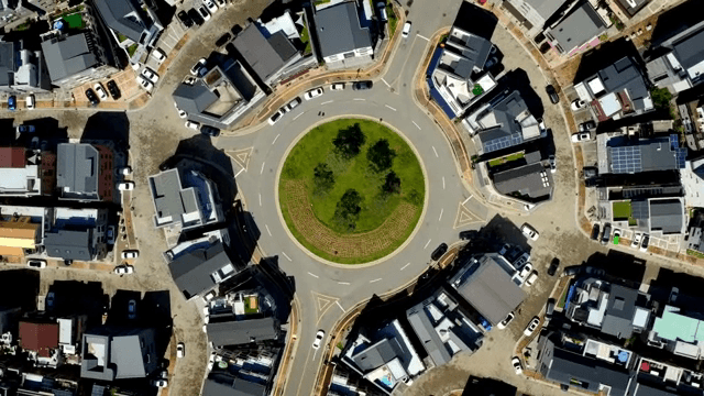 주택으로 둘러싸인 로터리의 항공 뷰
