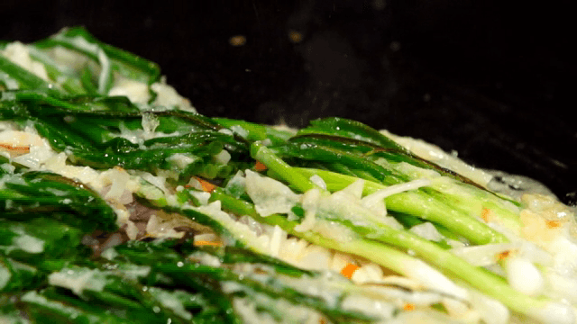 철판에서 부쳐지는 해물파전