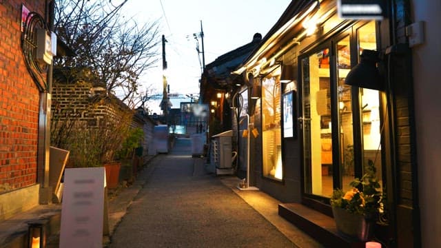 밤에 불켜진 잡화점들이 보이는 골목길