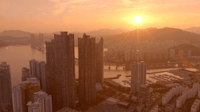 해안 도시 스카이라인 위의 일몰