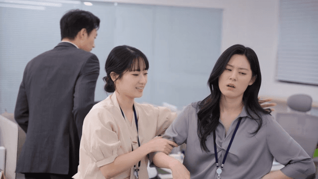 사무실에서 격렬하게 싸우는 두 직원들