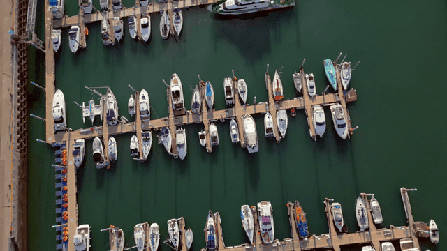 다양한 요트로 가득한 위락항