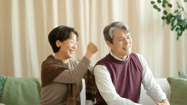 남성의 어깨를 안마하는 여성