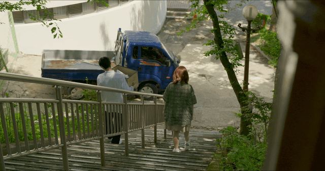 공원 계단을 내려오는 커플