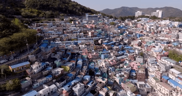 다채로운 집들이 있는 언덕 마을