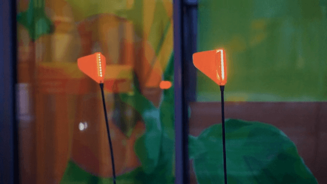 불빛이 있는 배달 로봇