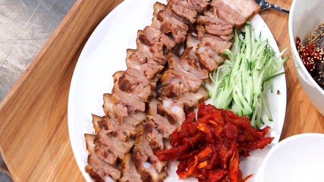 명태회냉면과 같이 있는 수육