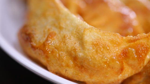 접시에 담긴 바삭한 황금빛 군만두